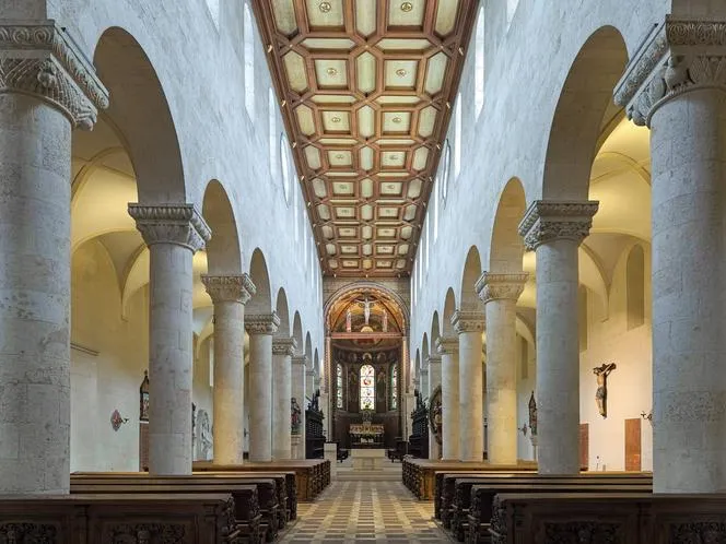 Zdjęcie Jakie dekoracje zdobiły wnętrza kościołów romańskich - odkryj ich tajemnice