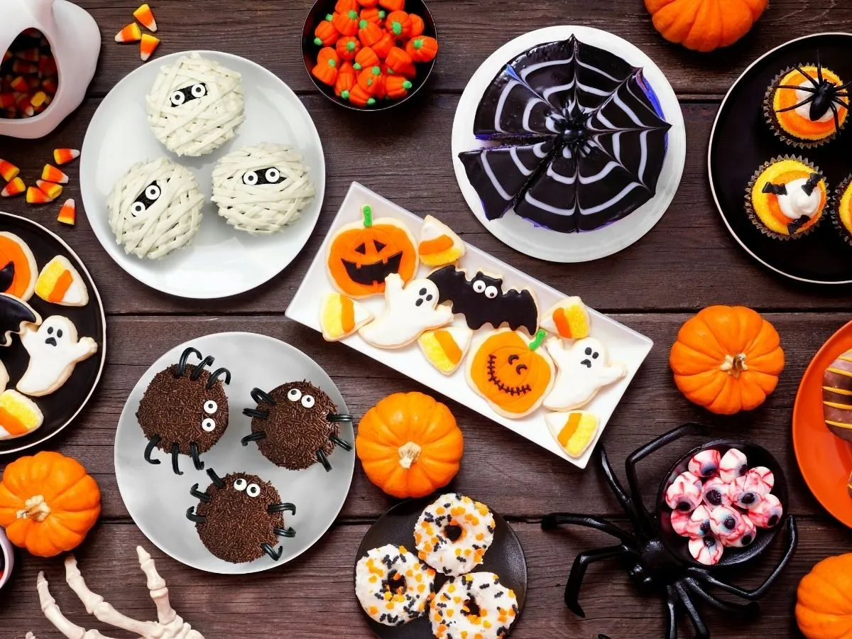 ciastka halloweenowe dekorowane posypkami żelkami czekoladą