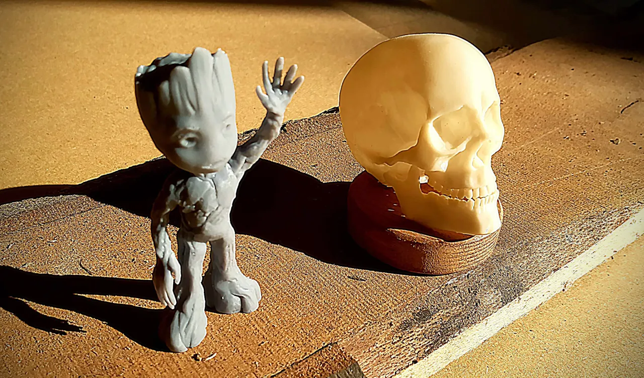 Drukarka 3D w akcji, drukująca kolorowy obiekt