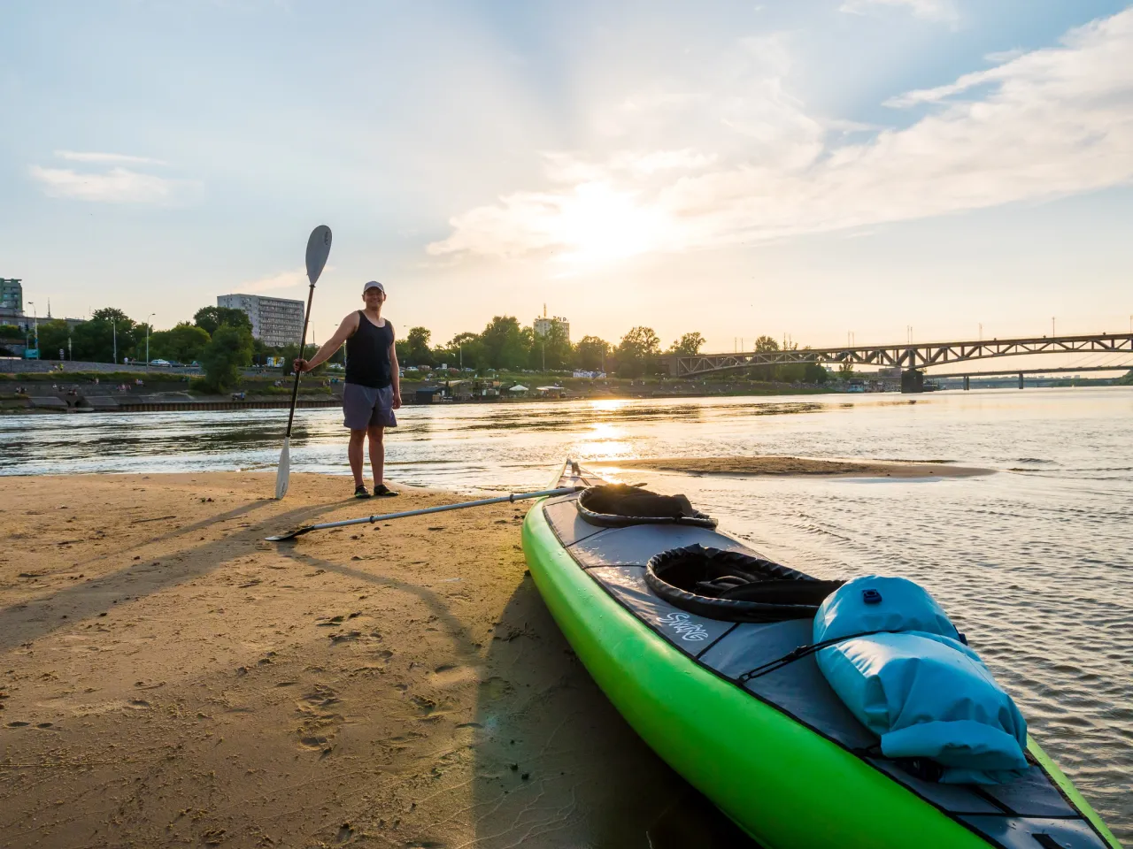 kajak pneumatyczny na jeziorze z ludźmi