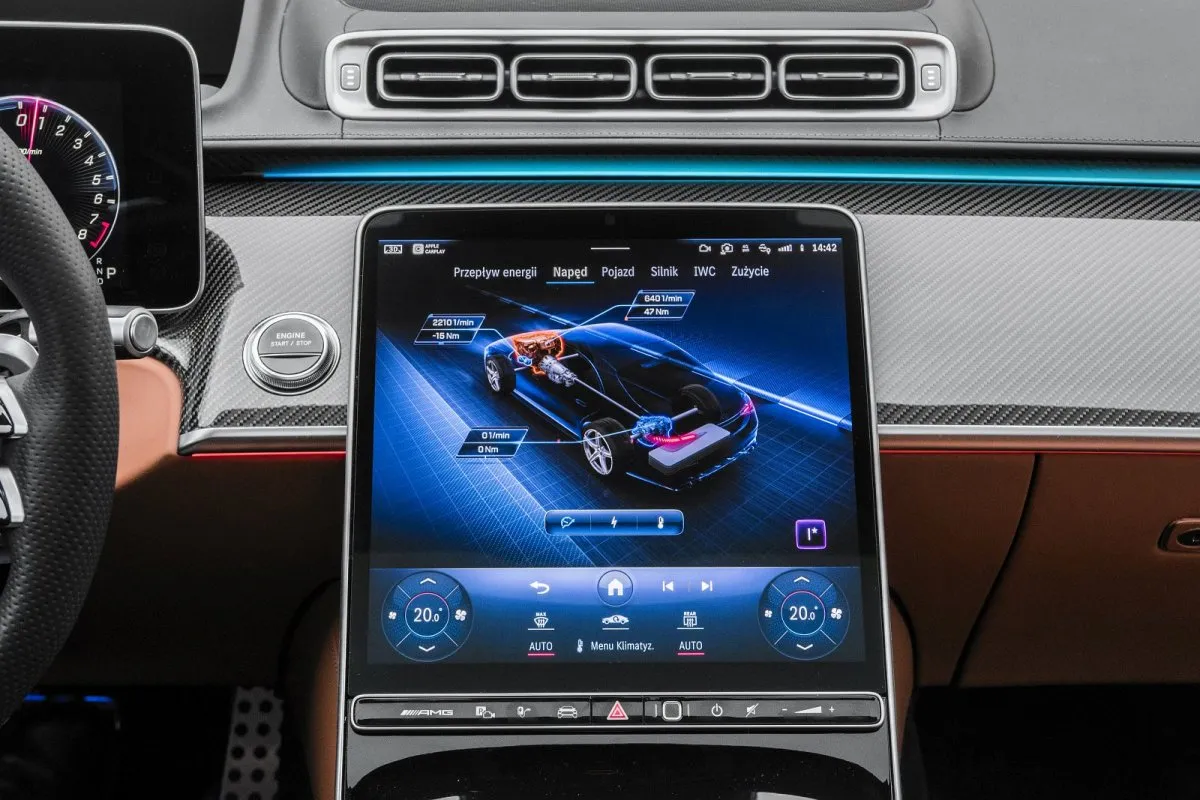 Wnętrze S 63 AMG Mercedes-Benz z ekranem pokazującym przepływ energii.