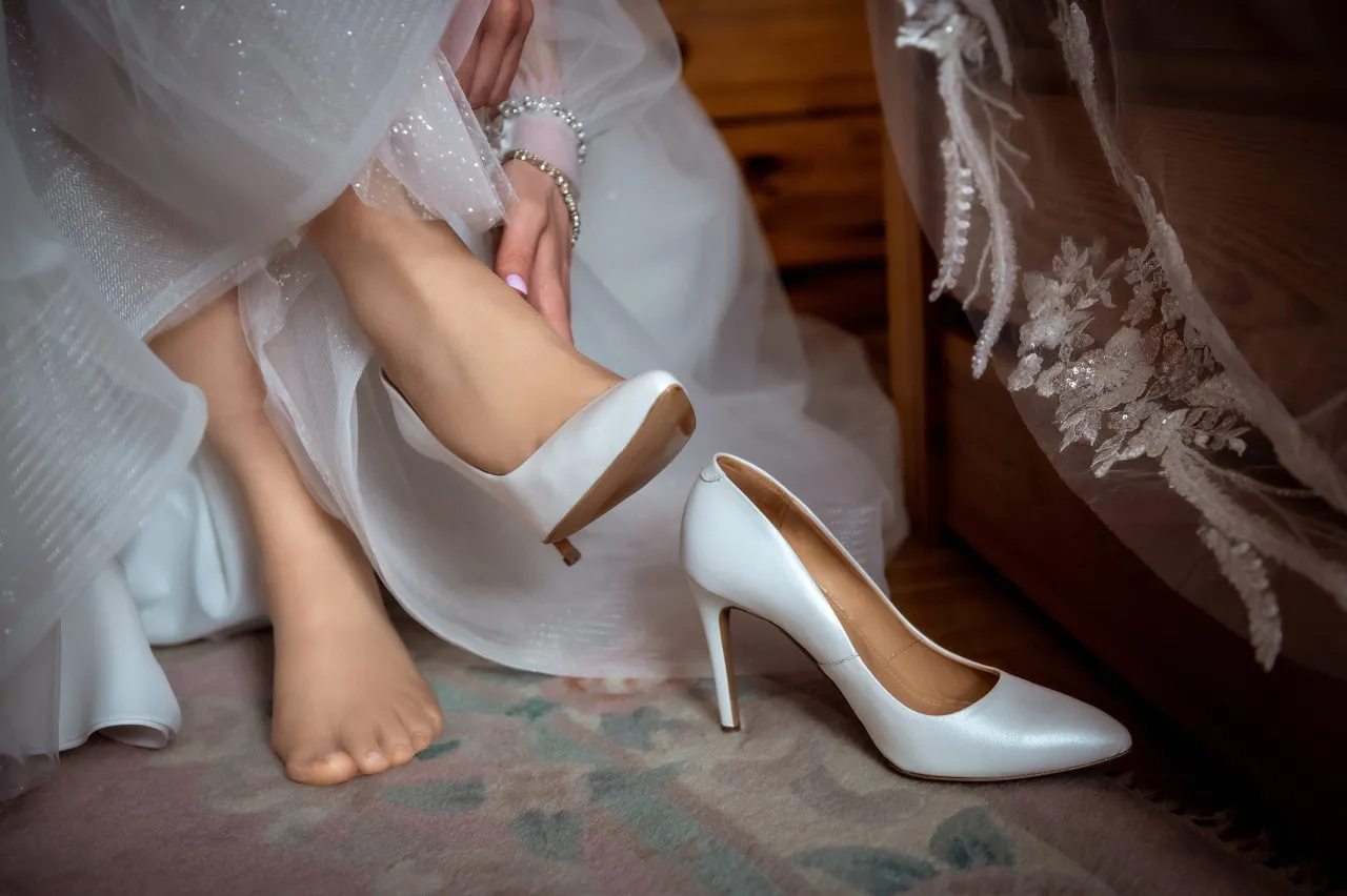Buty ślubne do białej sukni komfort i styl