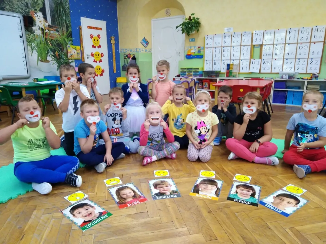 dzieci w przedszkolu realizujące projekt edukacyjny