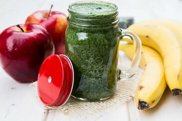 świeży szpinak baby, banan i jabłko do koktajlu