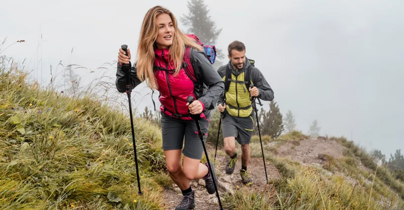 korzyści z kijk&oacute;w trekkingowych, osoba z kijkami na szlaku