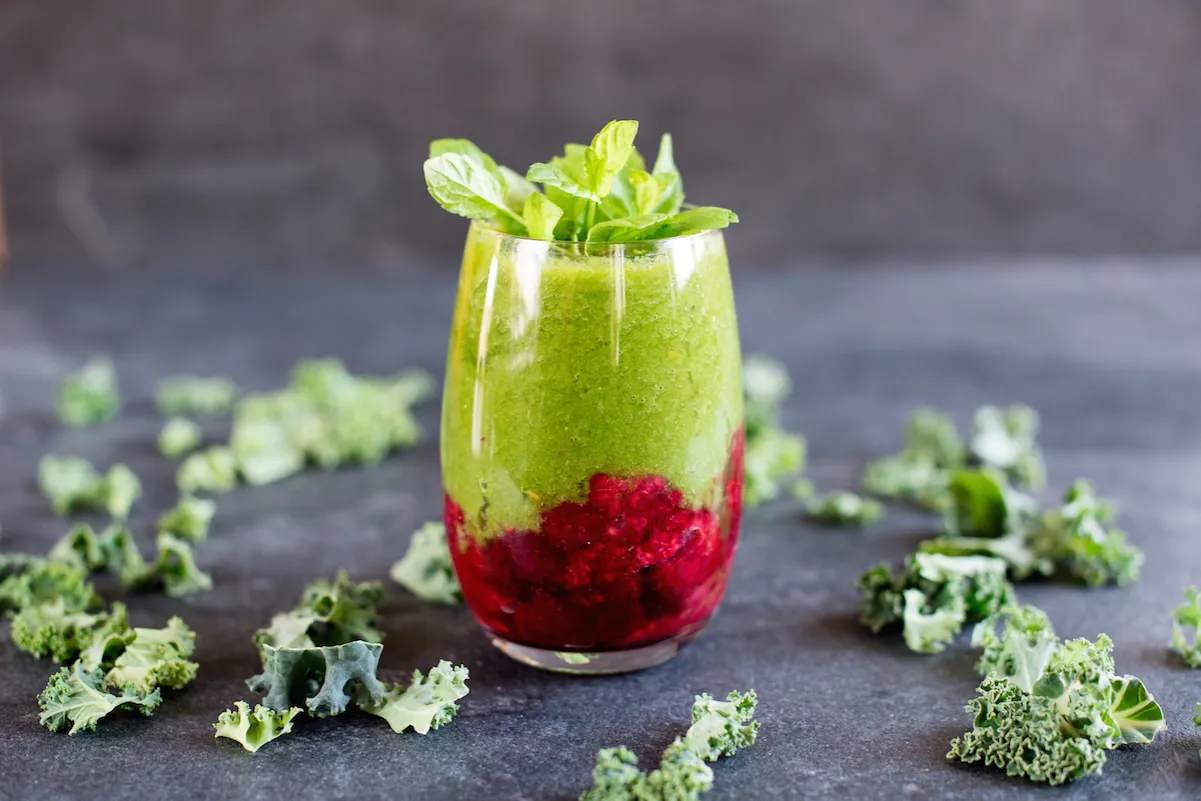 Świeży jarmuż i składniki do koktajlu