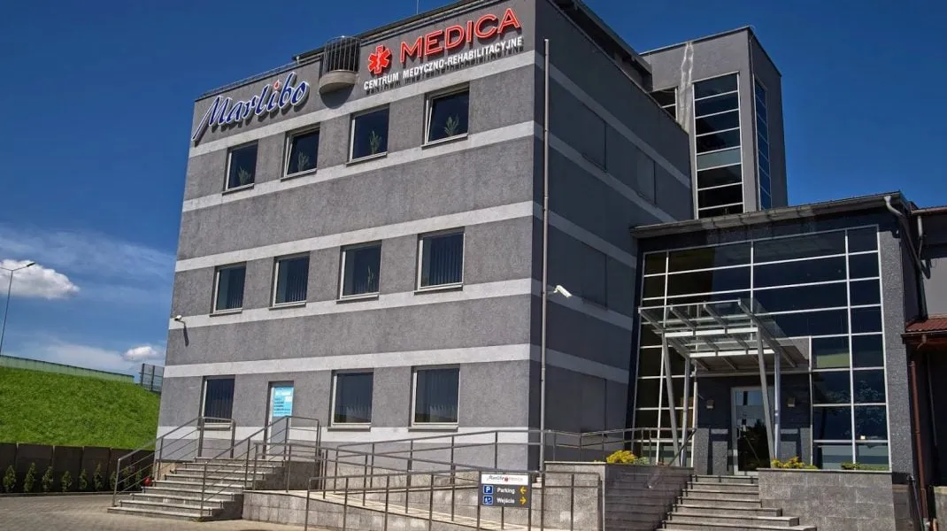 Zakład rehabilitacji leczniczej budynek, pacjenci z fizjoterapeutą