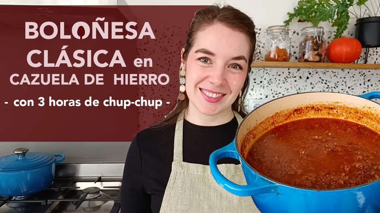 Aut&eacute;ntica salsa bolo&ntilde;esa en una olla de hierro fundido