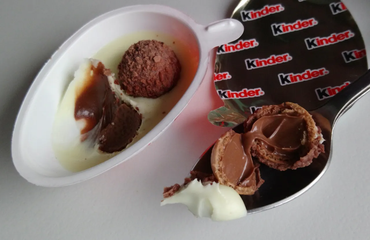 Kinder Joy otwarte jajko zawartość