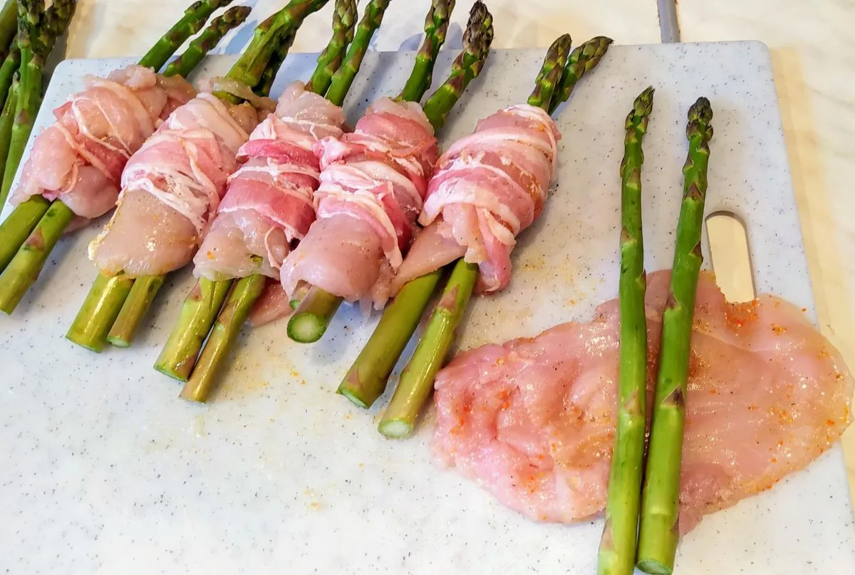 Szparagi z kurczakiem i boczkiem na obiad