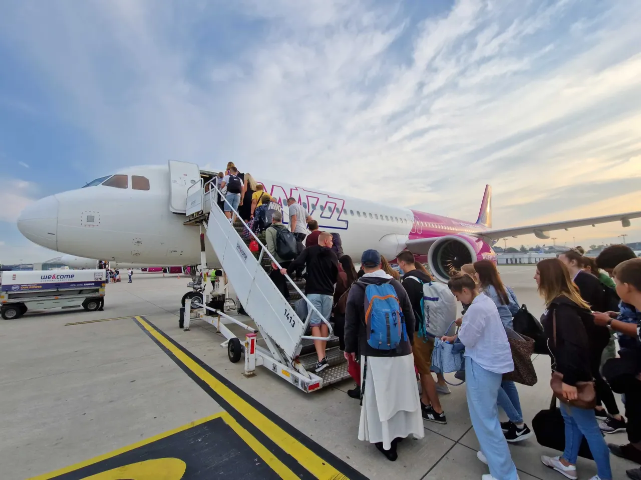 Pasażerowie wsiadają do samolotu Wizz Air. Czas lotu z Warszawy do Palermo to ok. 2,5 godziny.