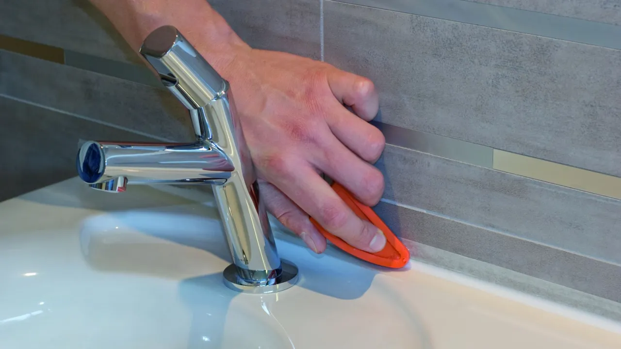 aplikacja silikonu w łazience