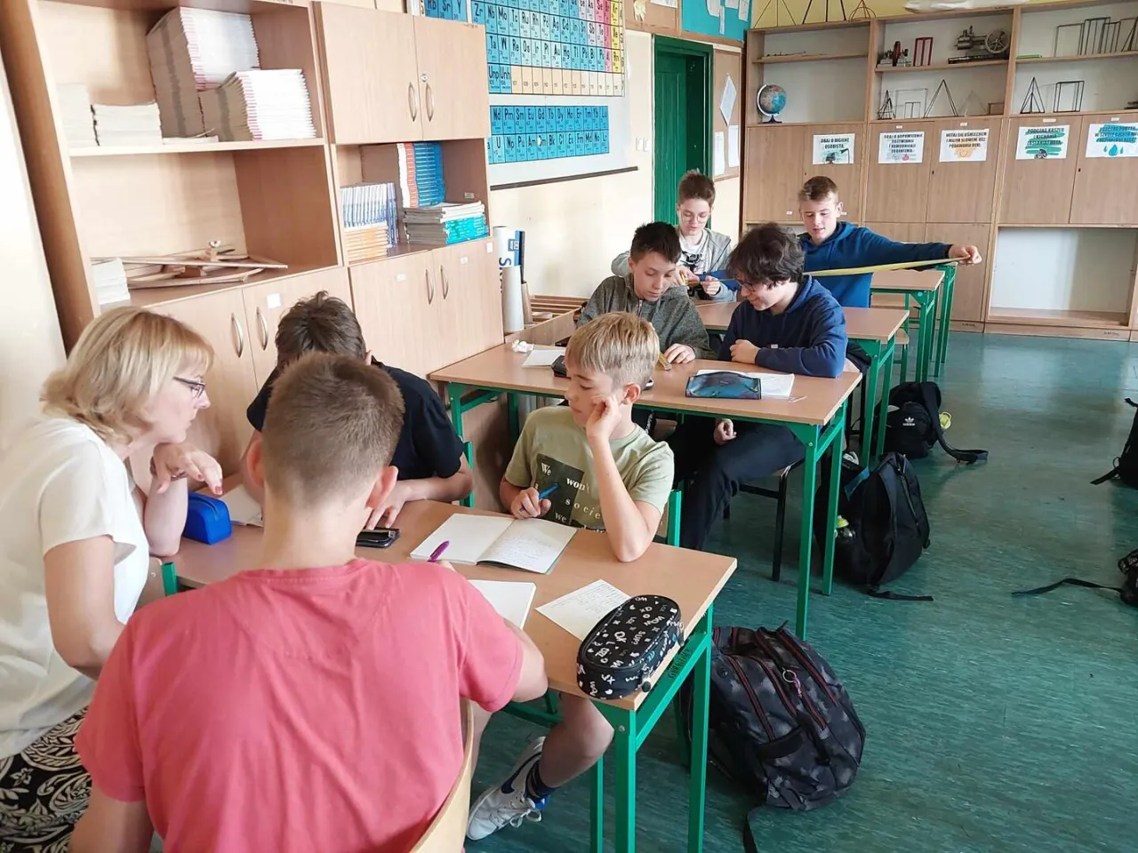 Zdjęcie Jak bezpiecznie przeprowadzać doświadczenia z fizyki w klasie 7 – proste instrukcje i przykłady