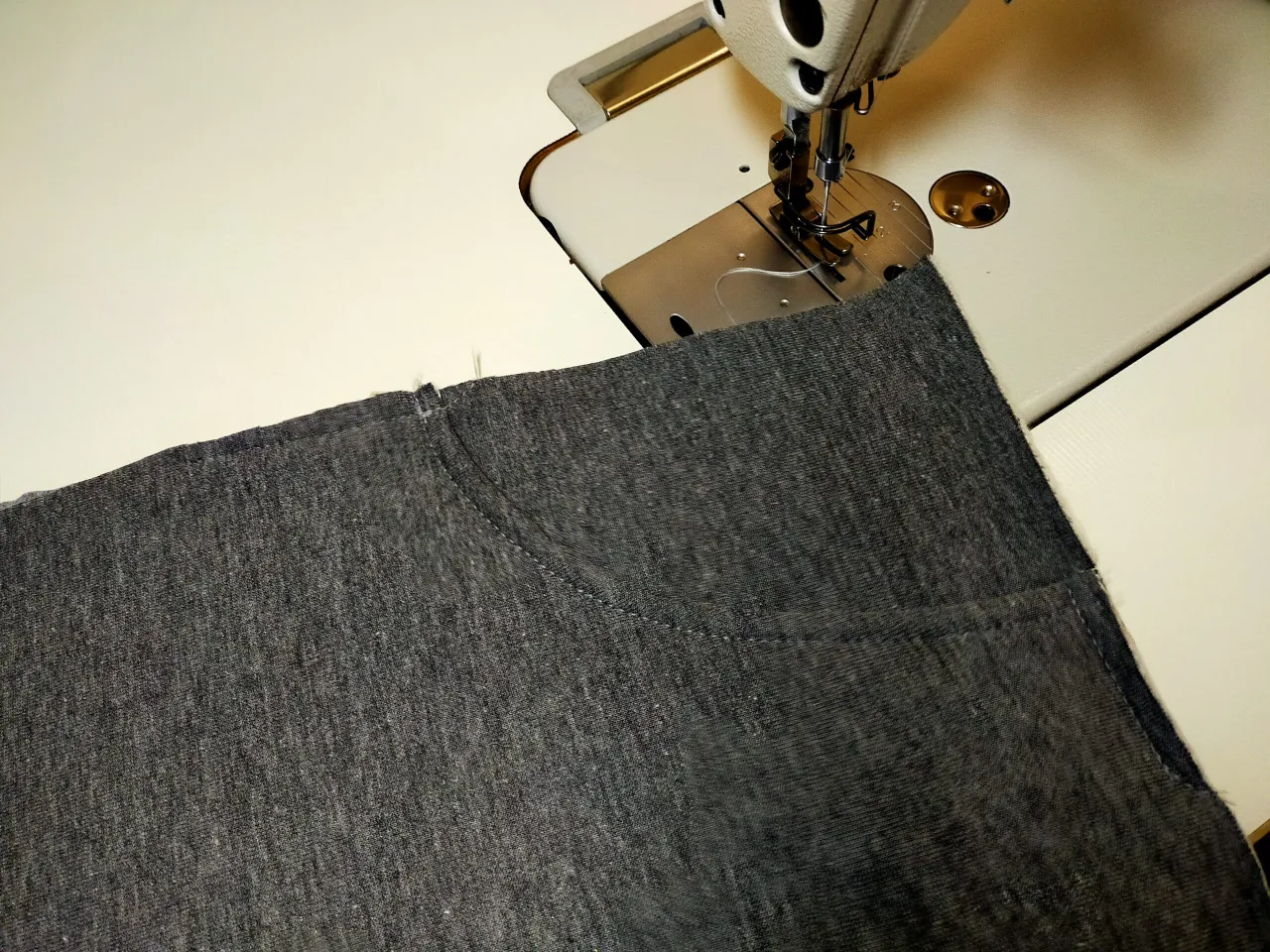 zwężanie kurtki po szwach bocznych maszyna do szycia