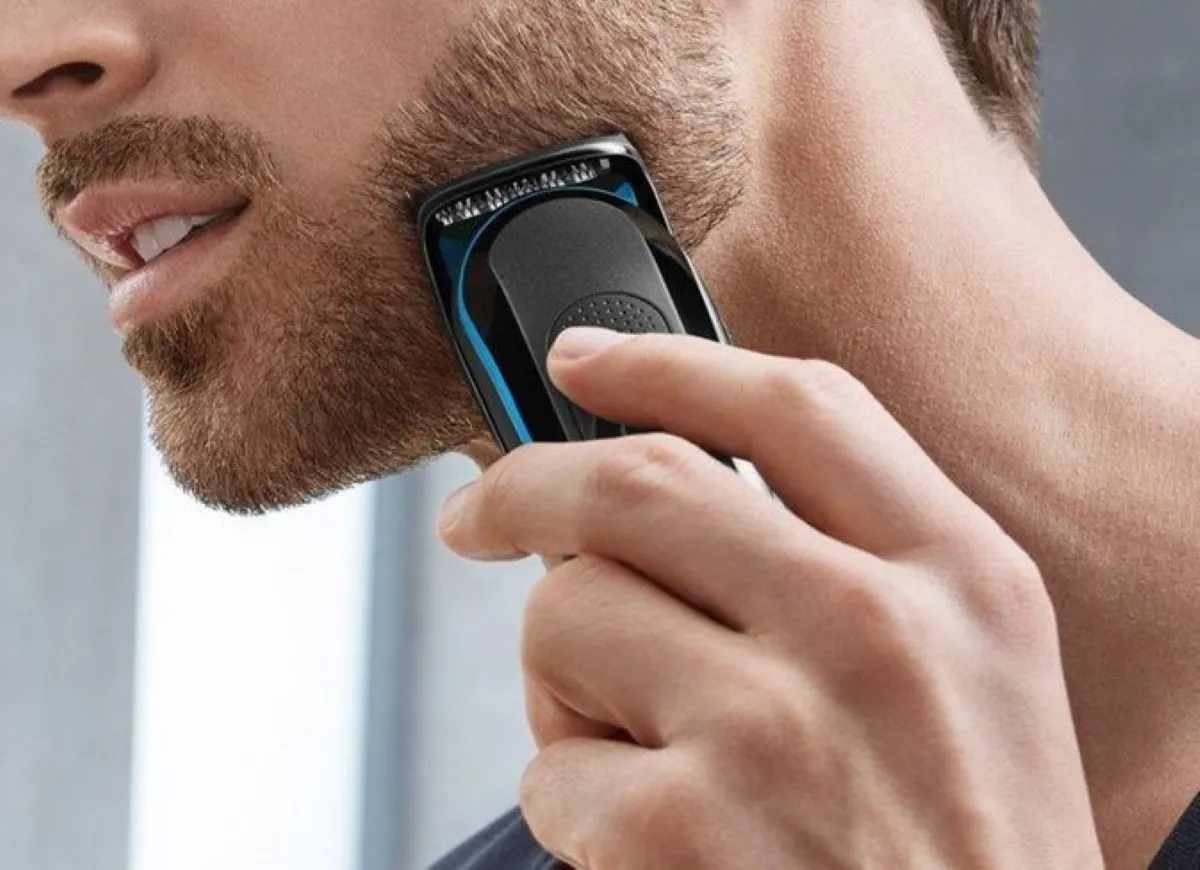 Mężczyzna golący się maszynką