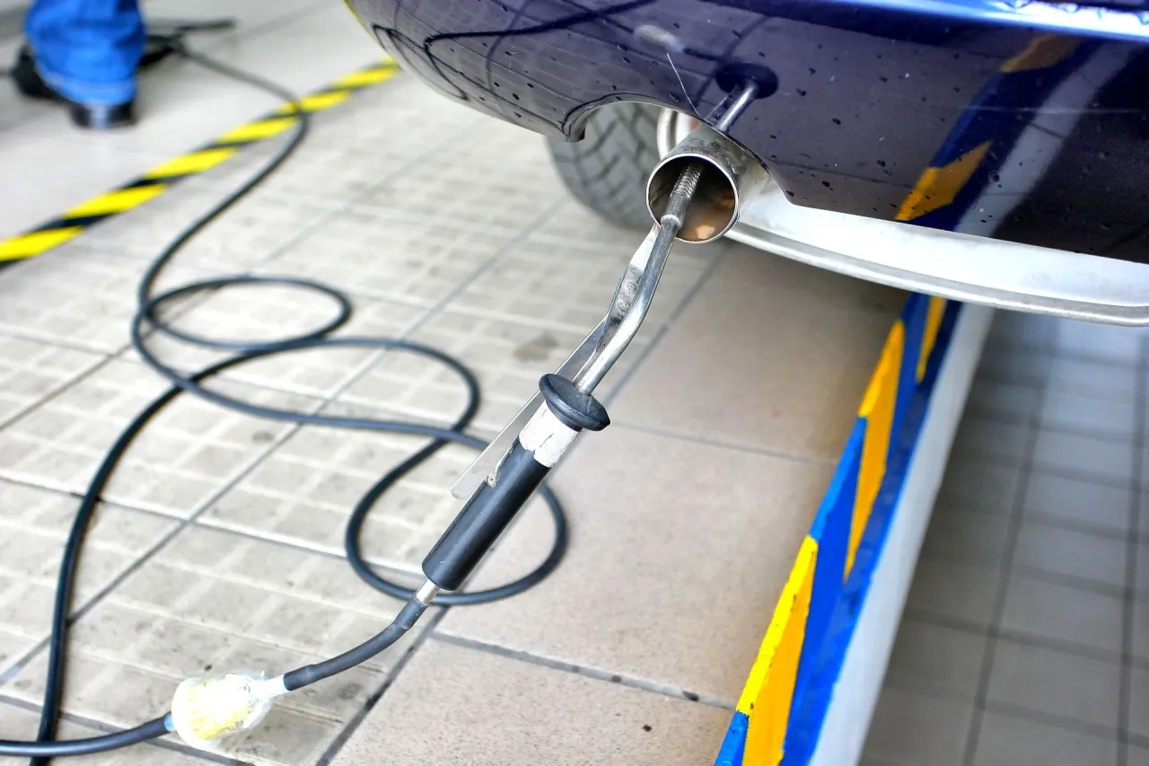 kontrola emisji spalin na przeglądzie technicznym