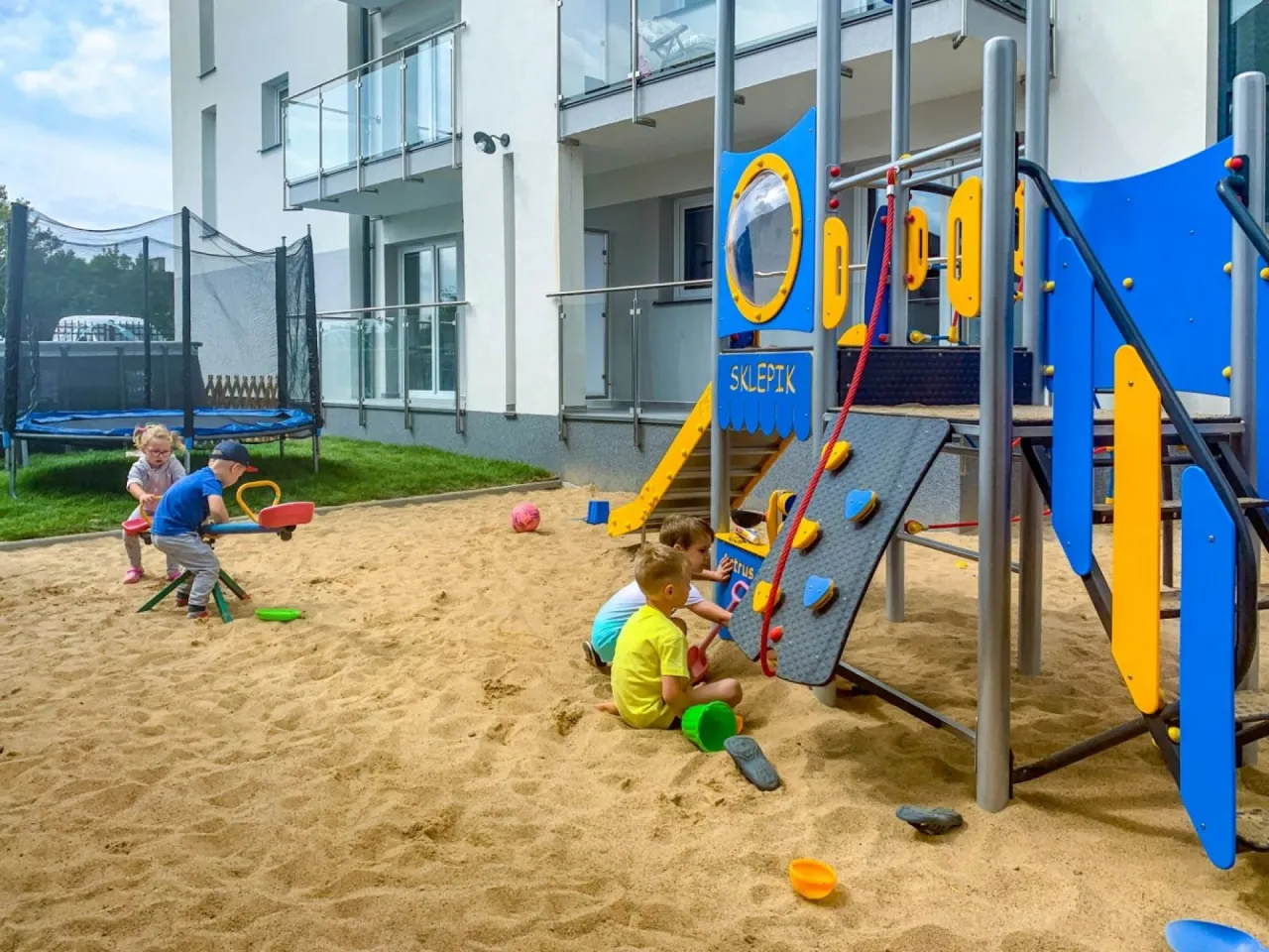 Letni Dworek Sarbinowo plac zabaw dla dzieci