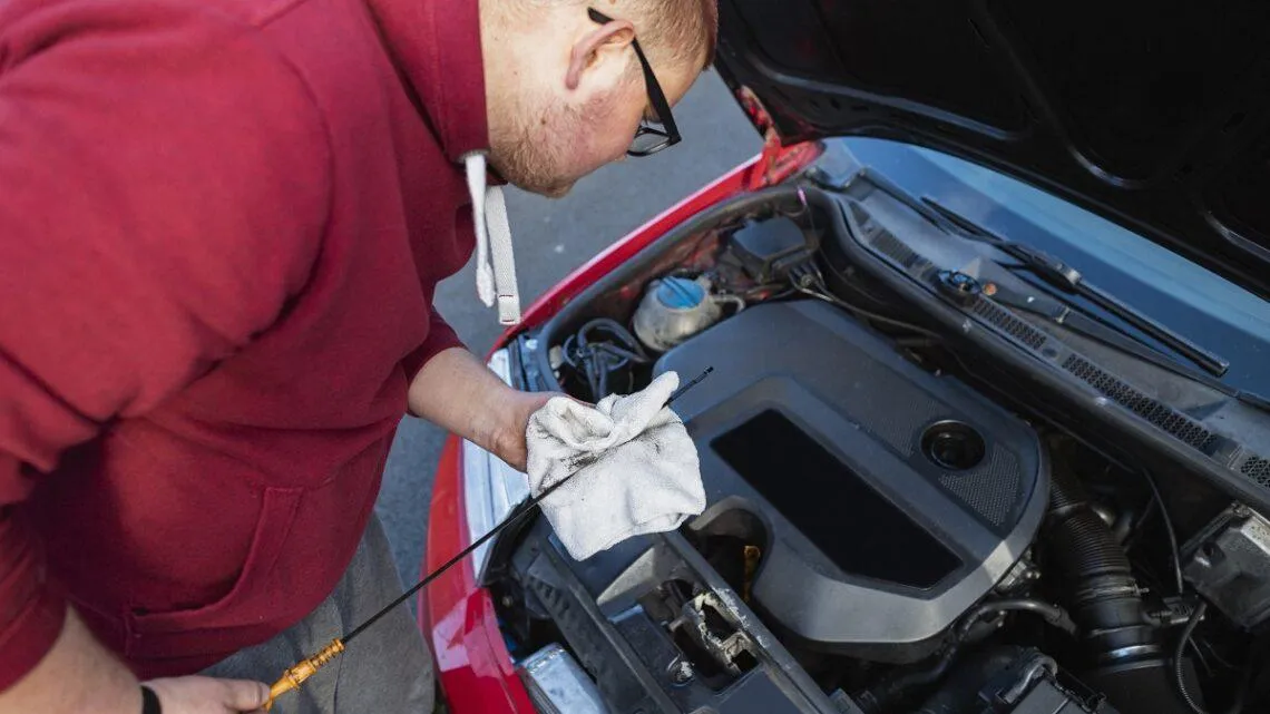 mechanik sprawdza olej silnikowy