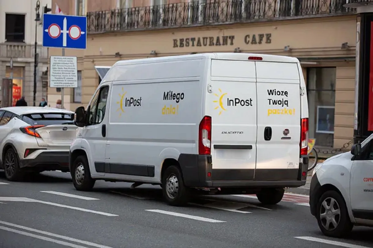 InPost kurier dostarcza paczkę