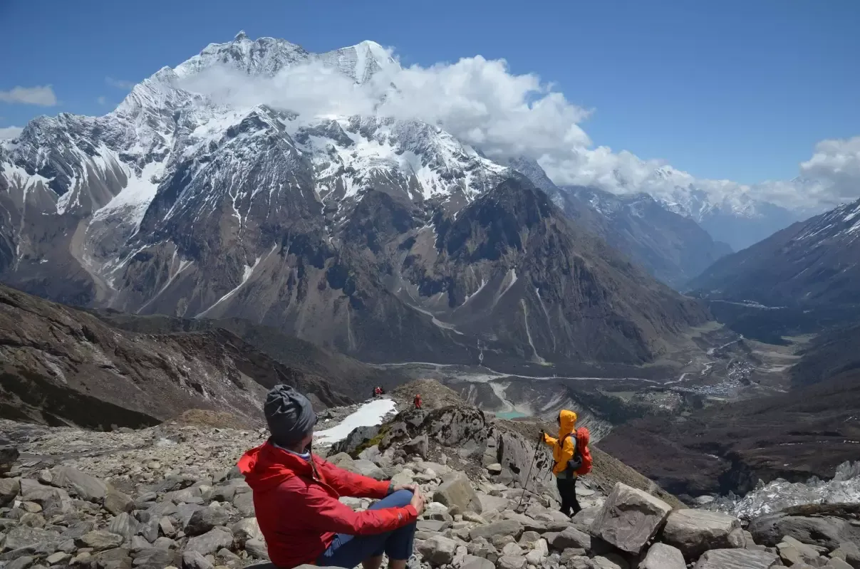 turysta w g&oacute;rach aklimatyzacja