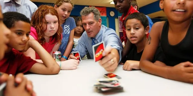 ludzie grający w uno