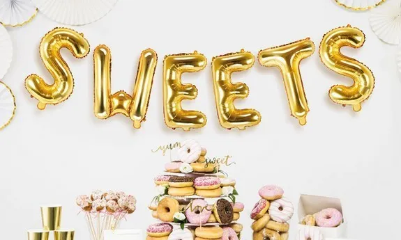 Dekoracje słodkiego stołu komunijnego detale