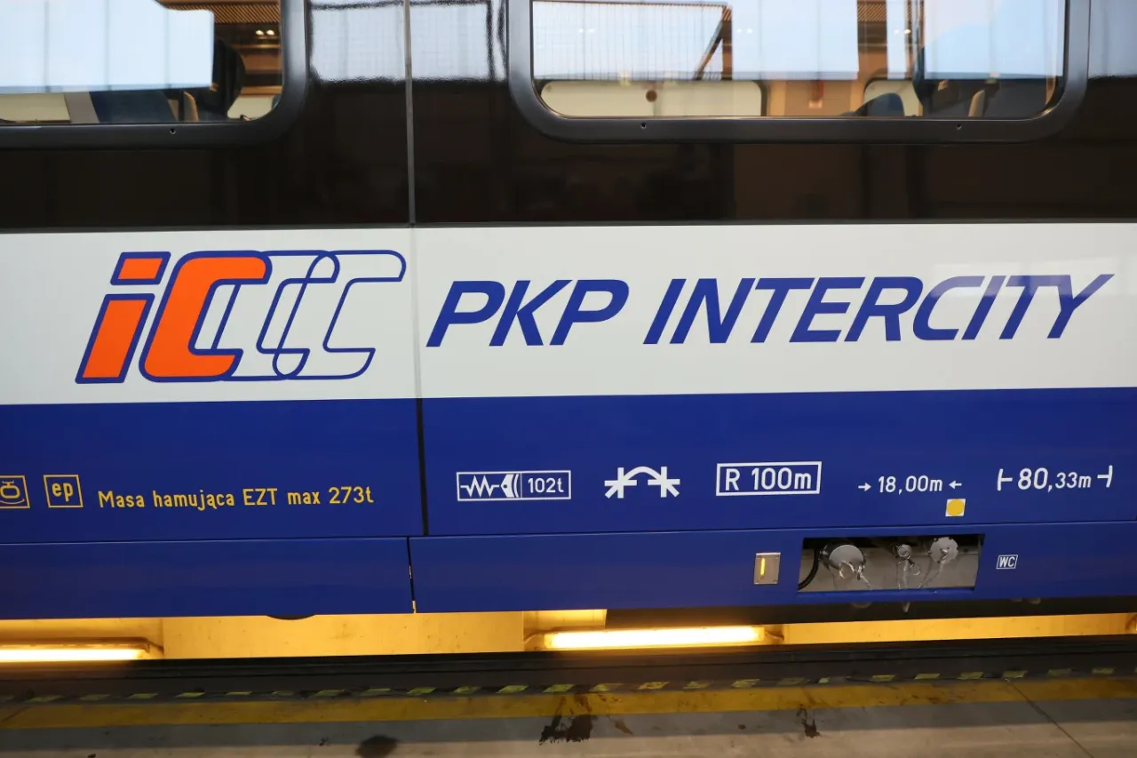 PKP Intercity - czy można kupić bilet w pociągu? Logo przewoźnika na niebieskim tle z danymi technicznymi.