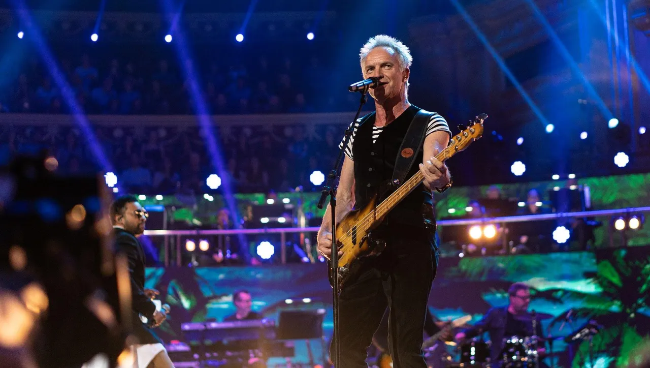 Sting gra na gitarze basowej podczas koncertu. Zastanawiasz się, ile trwa koncert Stinga?