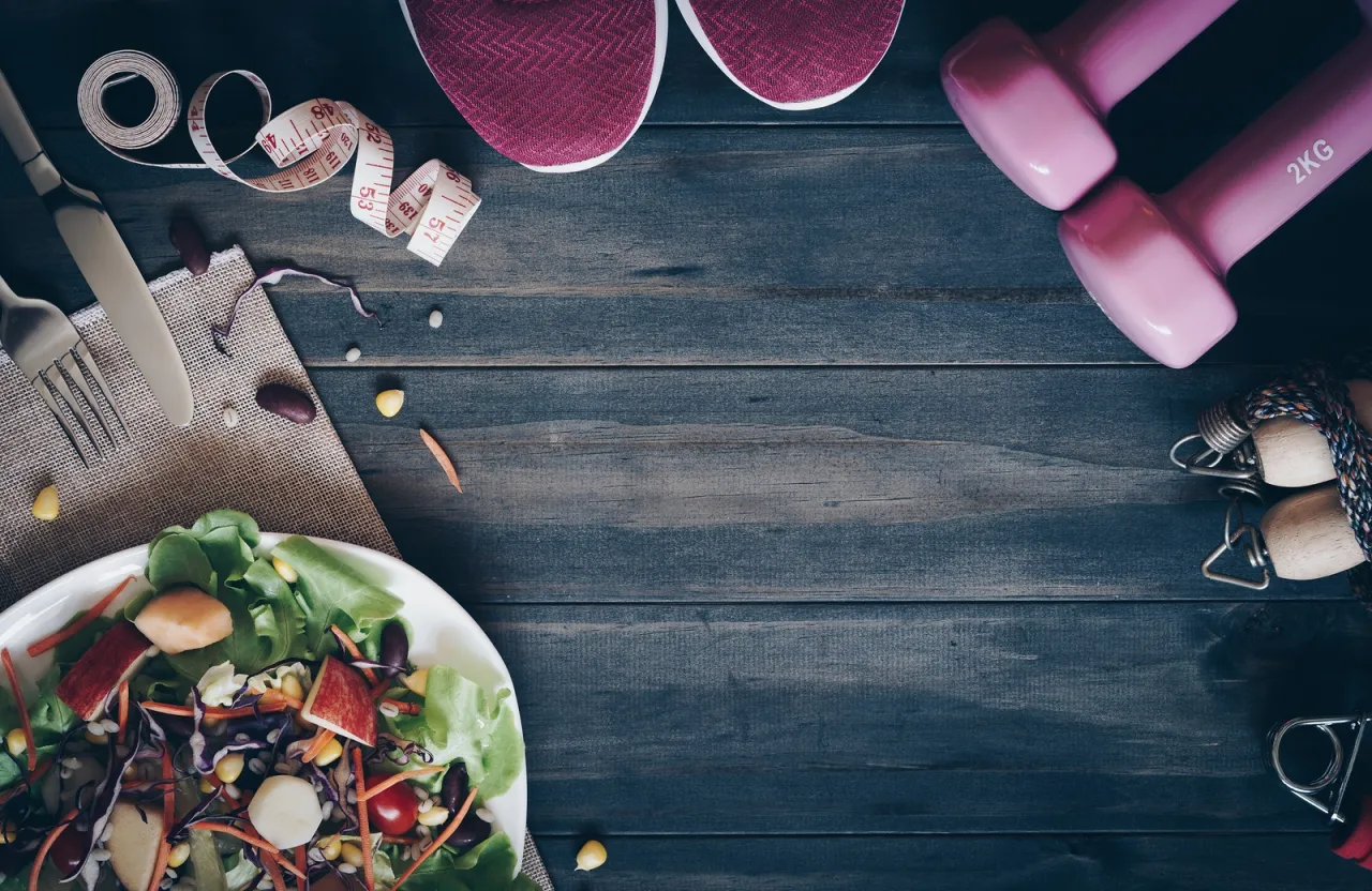 Sałatka, hantle, skakanka i miarka – wszystko gotowe do walki z nadwagą. Czy to za mało kalorii na redukcji?