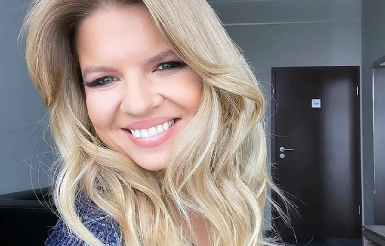 Uśmiechnięta blondynka, prowadząca 