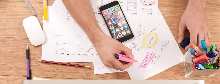 Osoba z frustracją nad książkami, otoczona rozpraszaczami