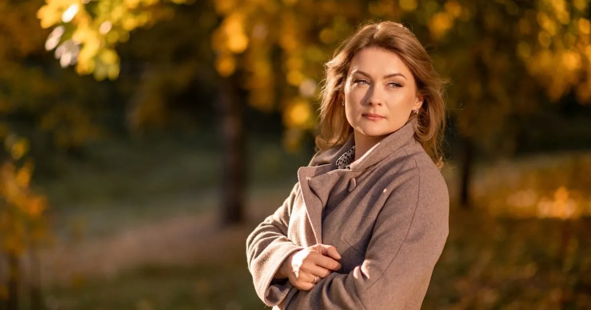 Kobieta zamyślona w związku, para na rozdrożu