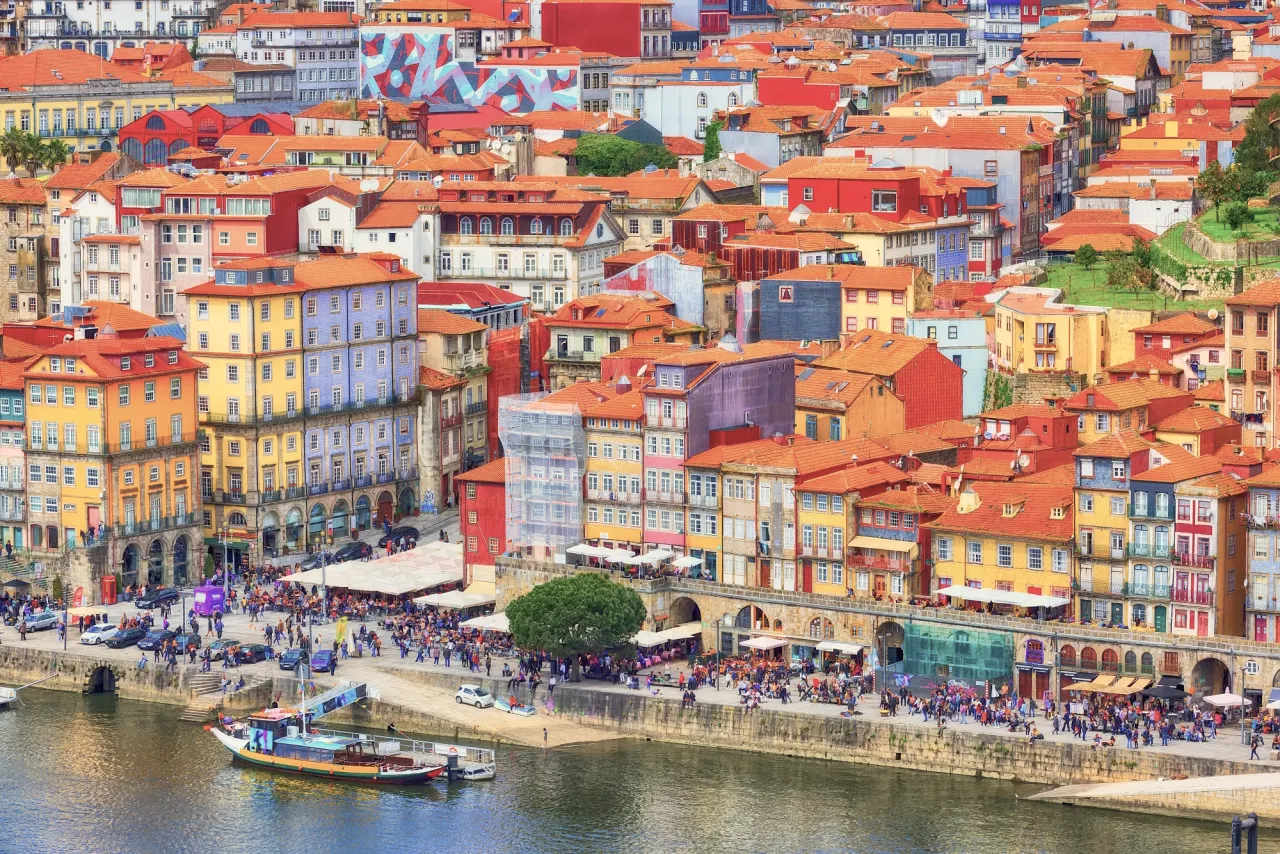 Porto panorama rzeka Douro kolorowe kamienice