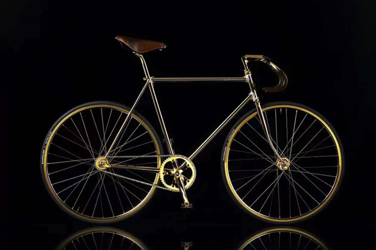Złoty rower z brązowym siodełkiem. Zastanawiasz się, ile kosztuje najdroższy rower na świecie? Ten luksusowy jednoślad może być odpowiedzią.
