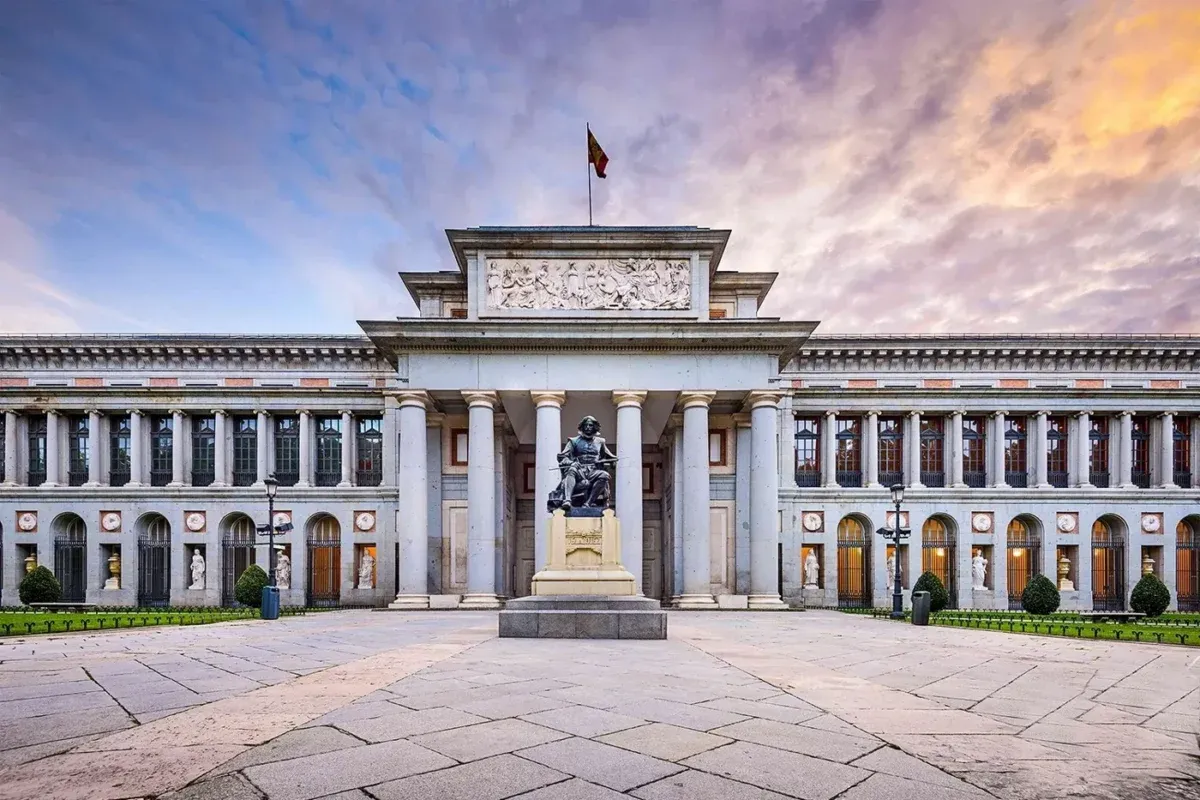 Przed muzeum sztuki w Madrycie, z rzeźbą artysty na cokole, rozciąga się kamienny plac.
