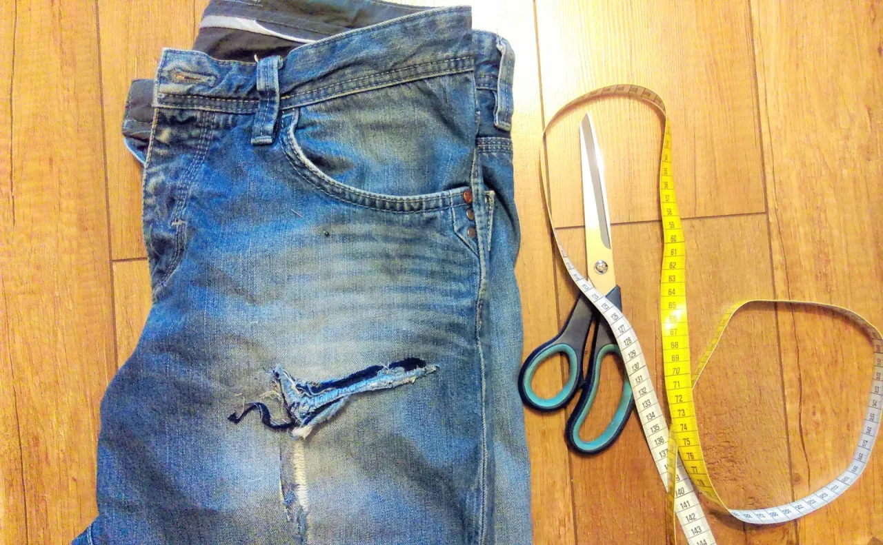 Dżinsy z dziurą, nożyczki i miarka. Czas dowiedzieć się, jak zaszyć dziurę w spodniach i dać im drugie życie.