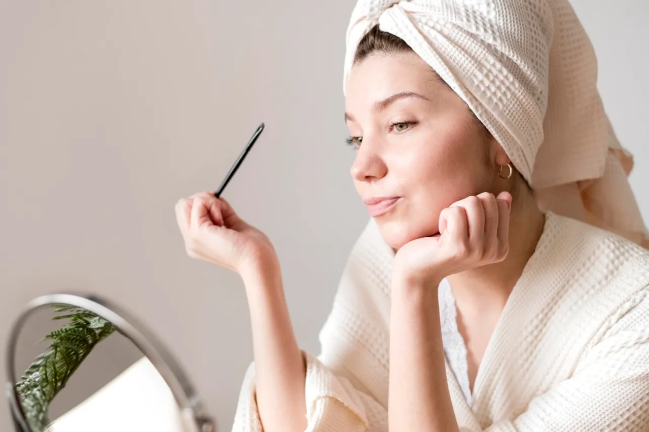 kobieta przygotowująca twarz do makijażu pielęgnacja