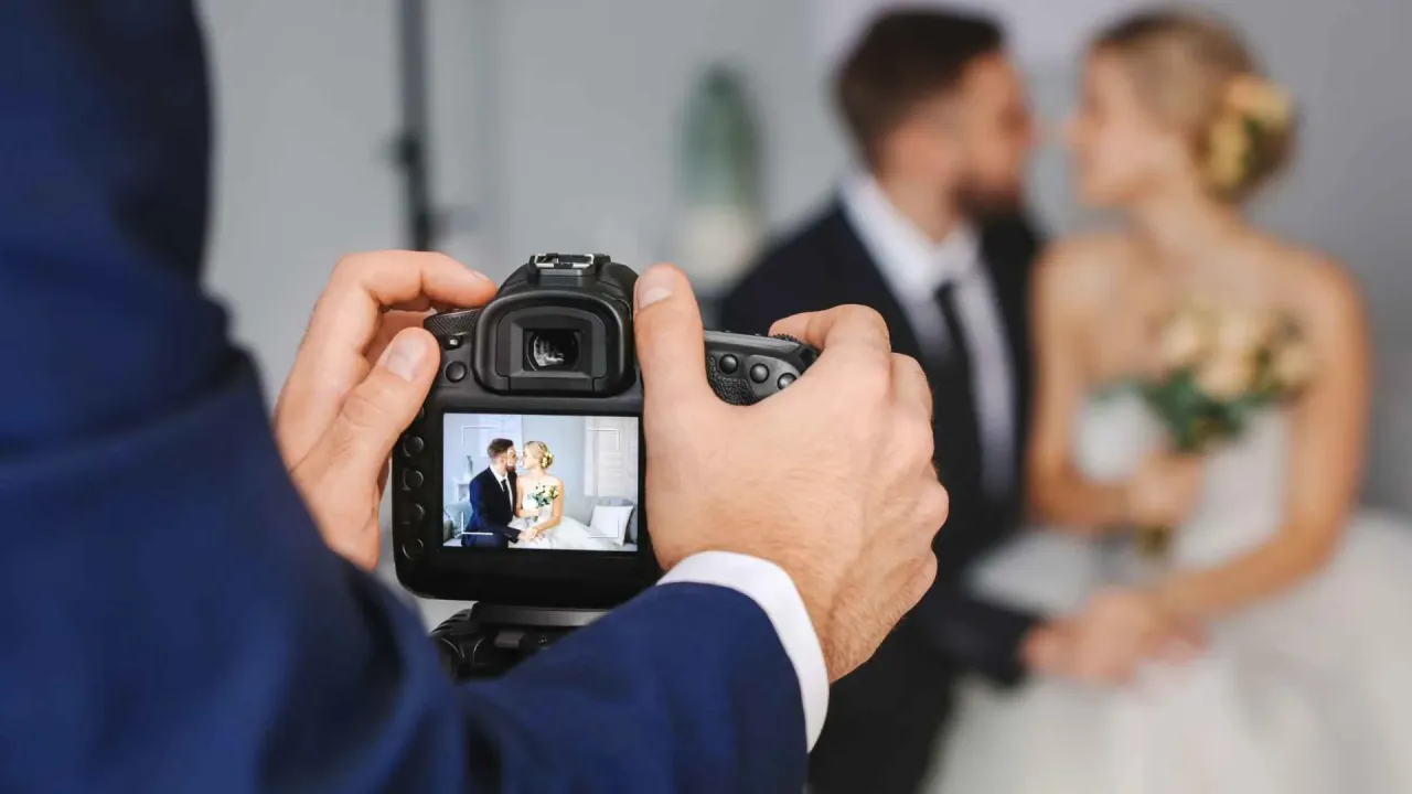 Para młoda analizująca portfolio fotografa na komputerze