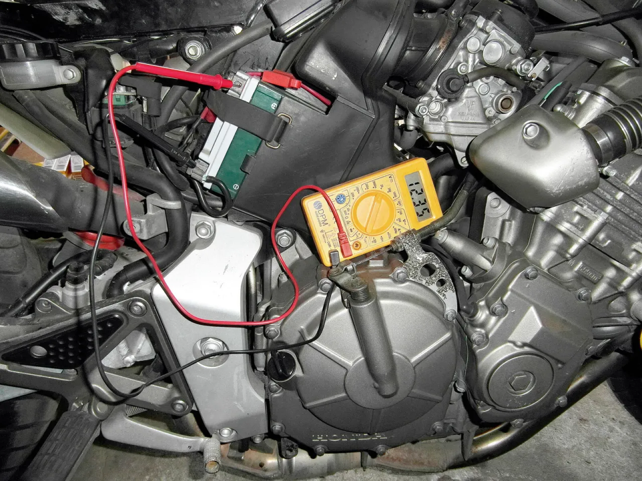 alternator regulator napięcia uszkodzony objawy