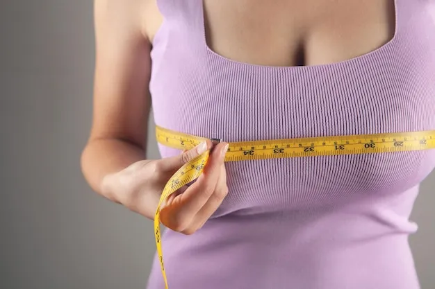 kobieta mierząca obwód w biuście miarką