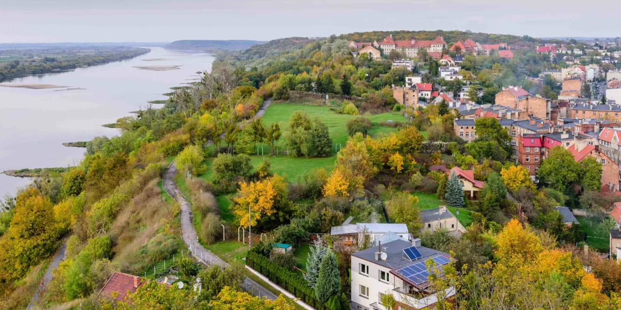 Malowniczy widok na Wisłę i miasteczko, jedno z najpiękniejszych miejsc Kujawsko-Pomorskiego. Jesienne barwy drzew dodają uroku.