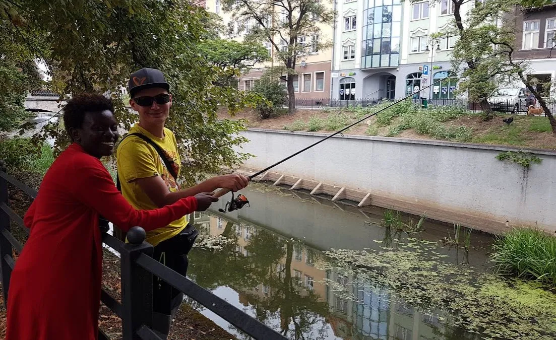 Wędkarz sprawdzający regulamin łowiska na smartfonie