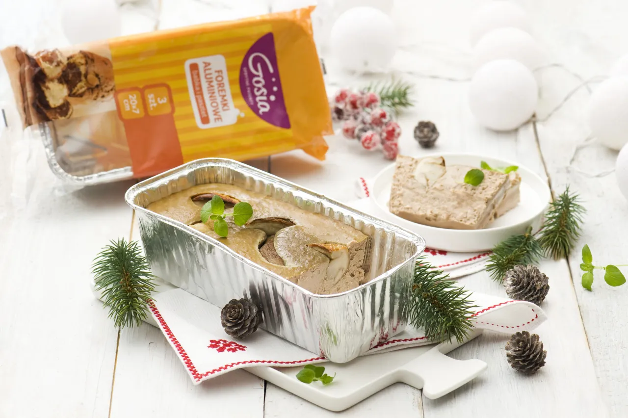 Pasztet w aluminiowej foremce, która jest częścią opakowania. Czy foremki aluminiowe trzeba smarować do pasztetu? To pytanie zadaje sobie wielu kucharzy.