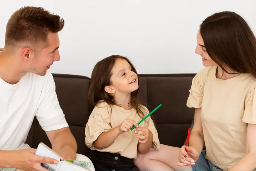 rodzic rozmawia z dzieckiem o szkole empatia