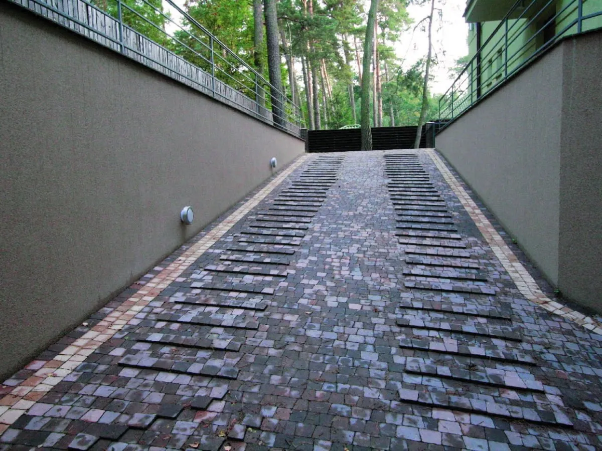 Kamień i kostka brukowa to świetny pomysł, czym wyłożyć stromy podjazd. Wytrzymałe i estetyczne rozwiązanie.