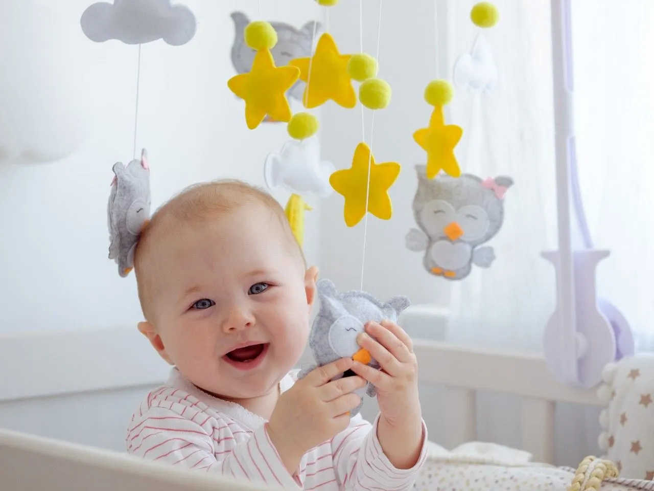 niemowlę patrzy na kontrastowe zabawki