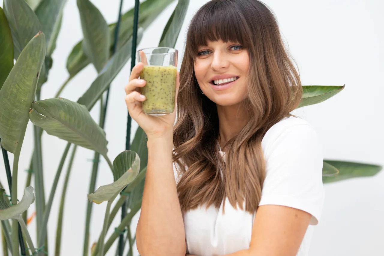 osoba jedząca kolację po treningu uśmiechnięta