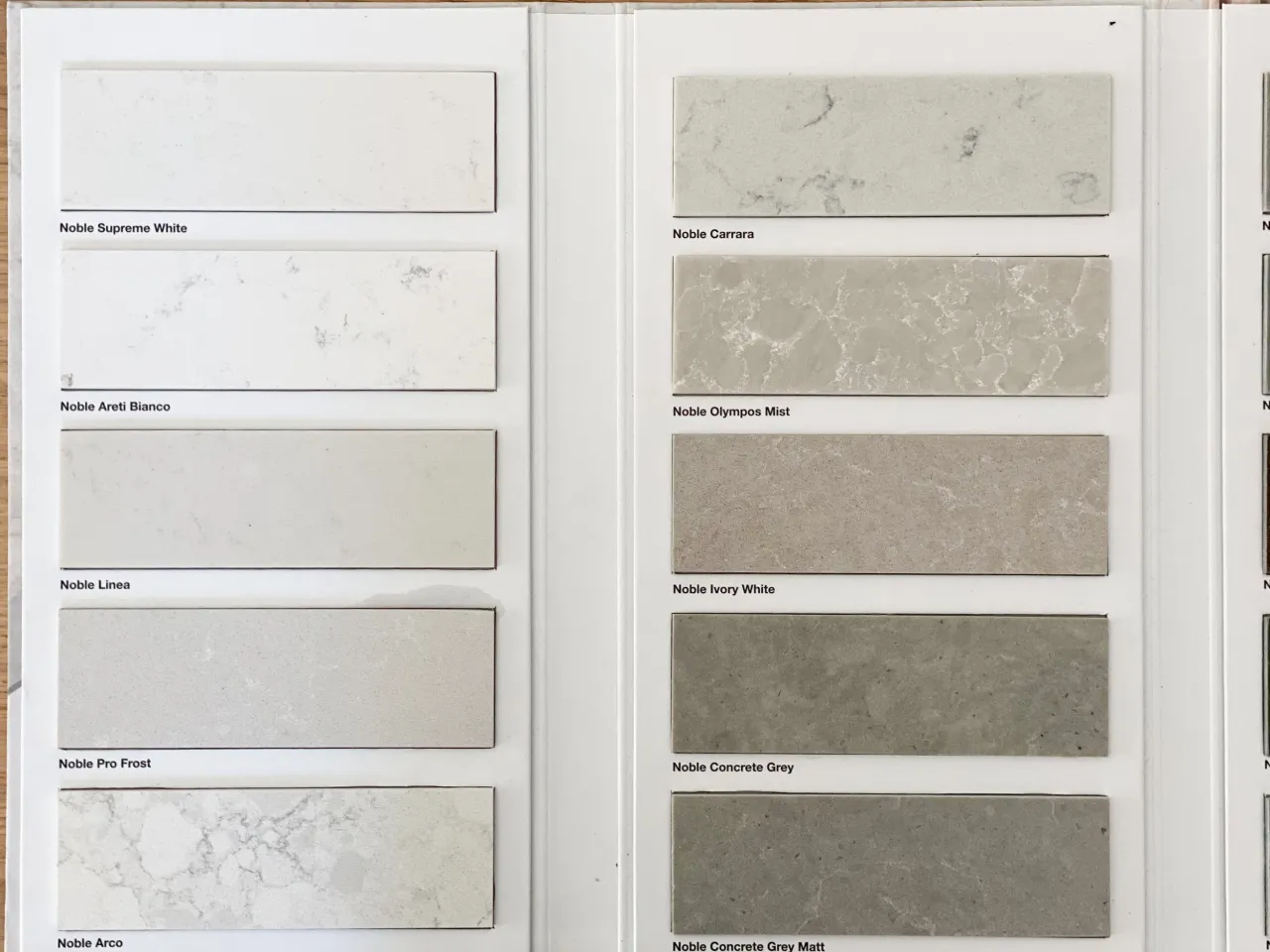 r&oacute;żne kolory i wzory blat&oacute;w konglomeratowych