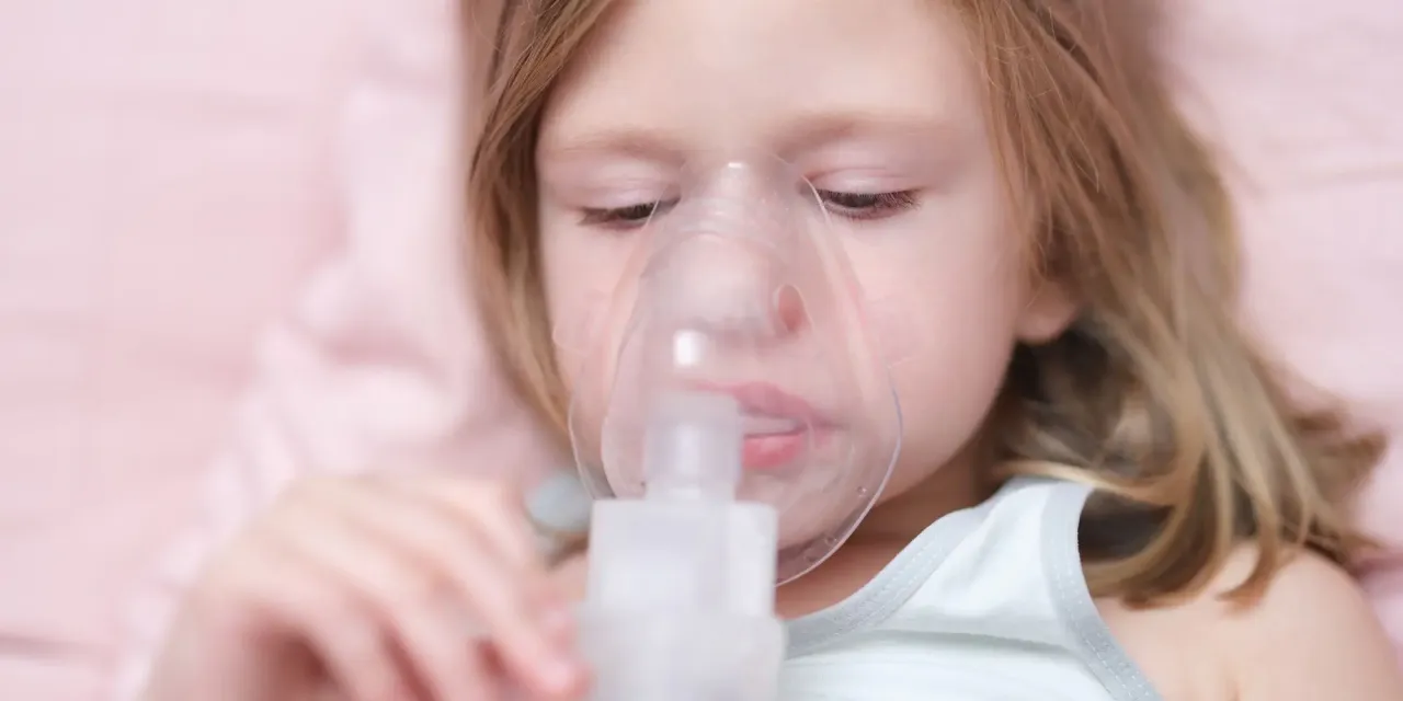 Osoba z kaszlem alergicznym, trzymająca chusteczkę