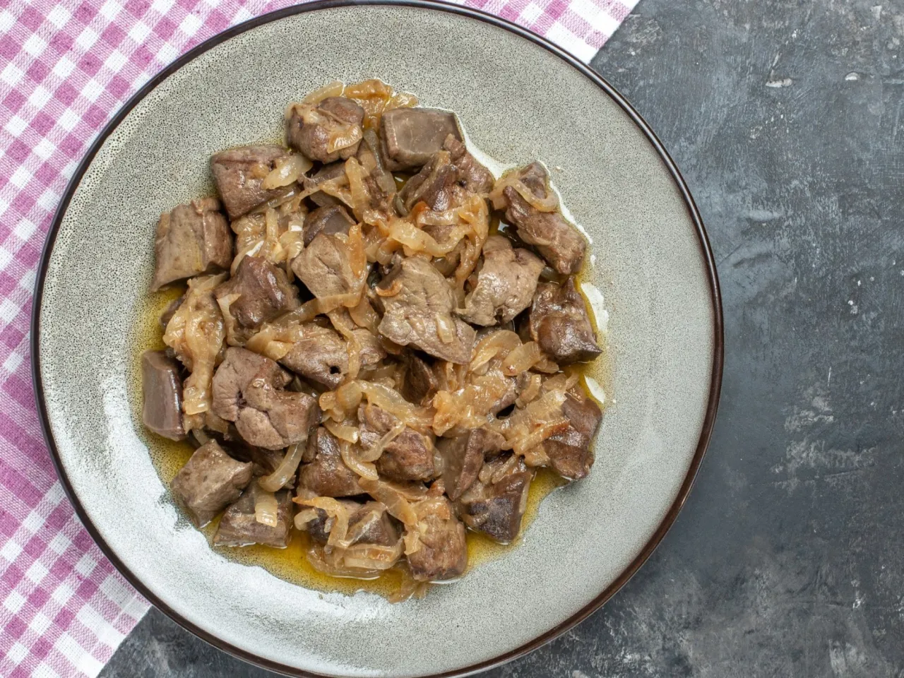 Drobna wątr&oacute;bka drobiowa duszona z cebulką. Idealna, gdy zastanawiasz się, jak długo gotować wątr&oacute;bkę drobiową, by była miękka.